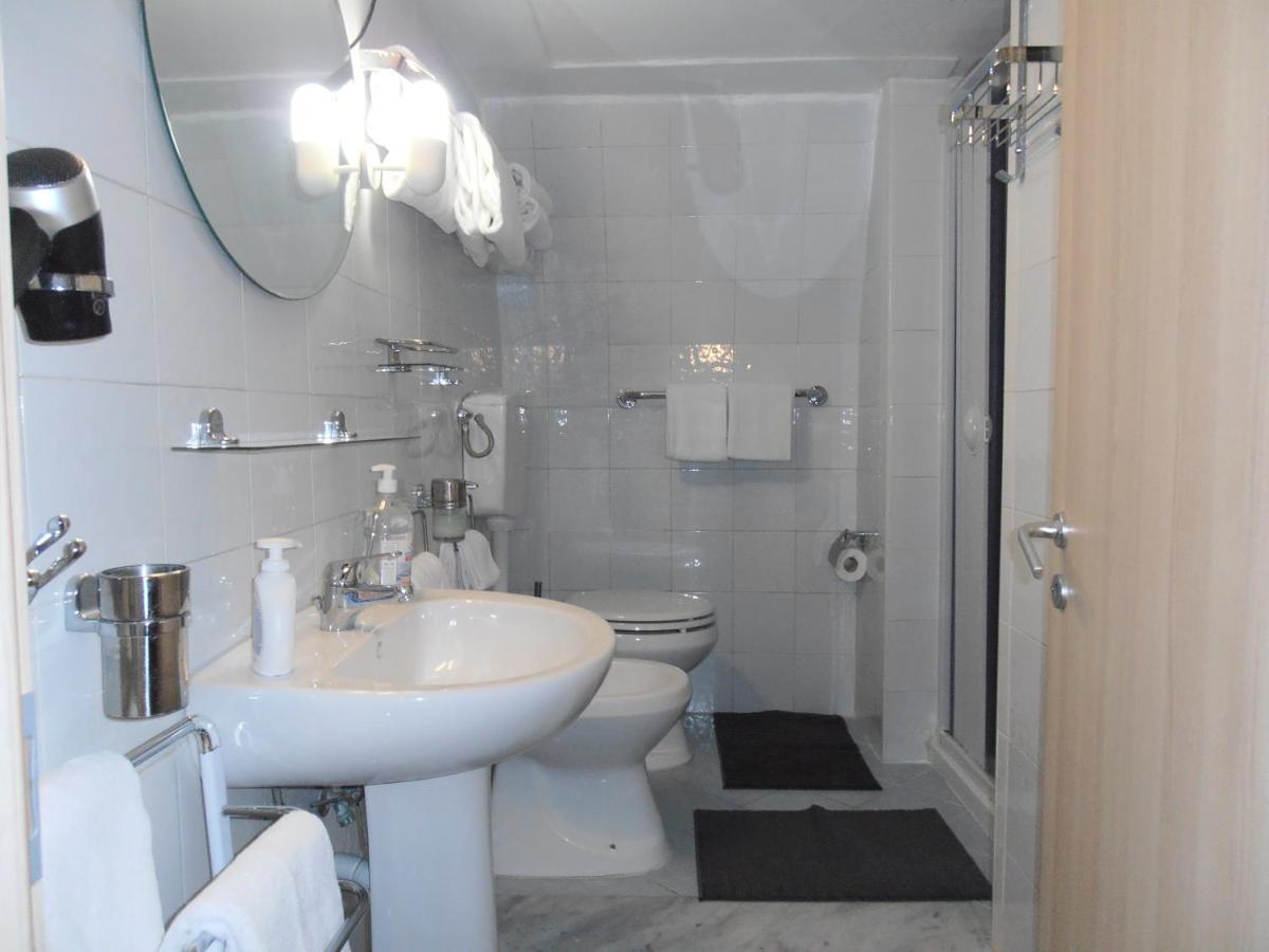La Residenza Napoli Chiaia Short Let Apartment Superior Via Chiaia 82 ภายนอก รูปภาพ