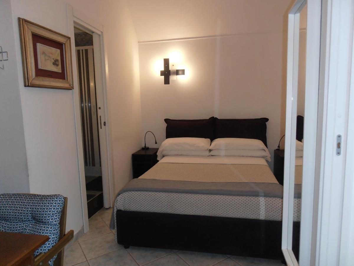 La Residenza Napoli Chiaia Short Let Apartment Superior Via Chiaia 82 ภายนอก รูปภาพ