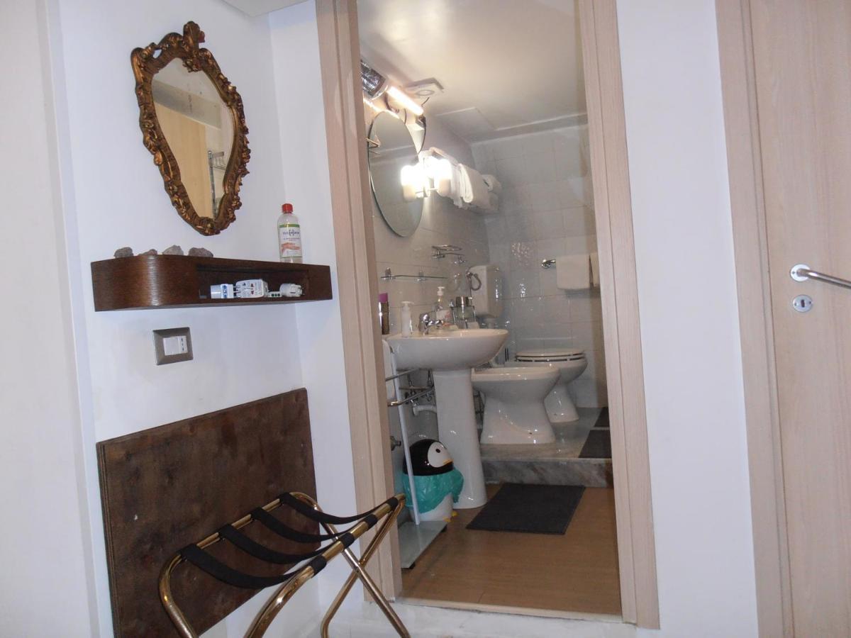 La Residenza Napoli Chiaia Short Let Apartment Superior Via Chiaia 82 ภายนอก รูปภาพ