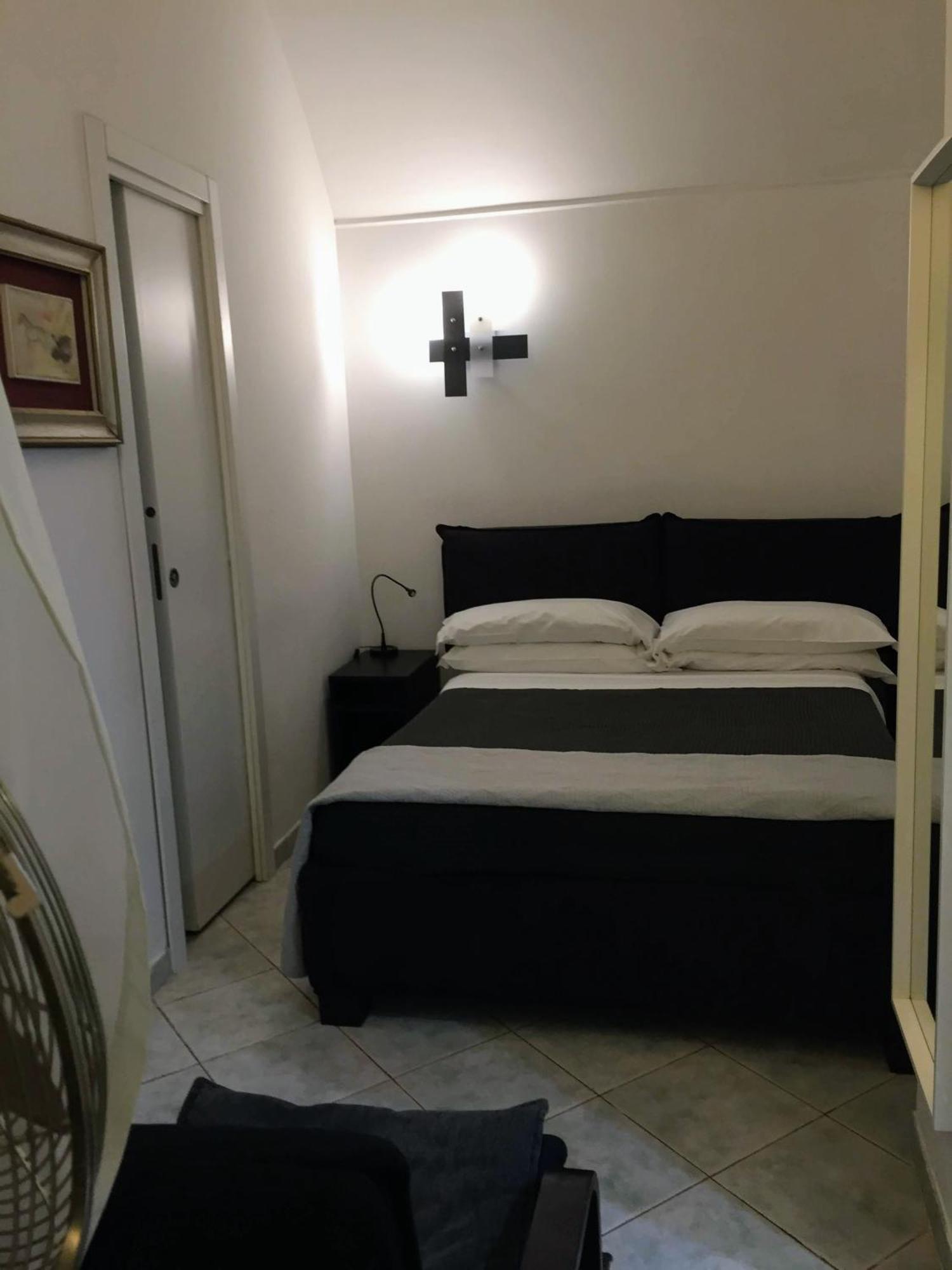 La Residenza Napoli Chiaia Short Let Apartment Superior Via Chiaia 82 ภายนอก รูปภาพ