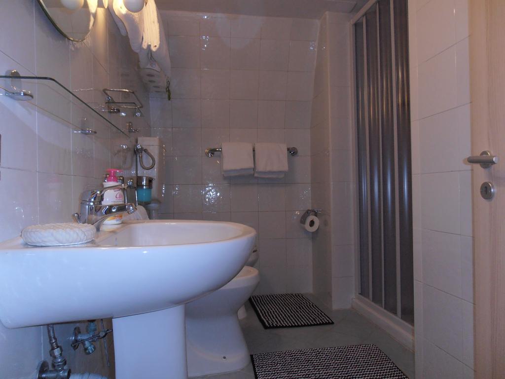 La Residenza Napoli Chiaia Short Let Apartment Superior Via Chiaia 82 ภายนอก รูปภาพ