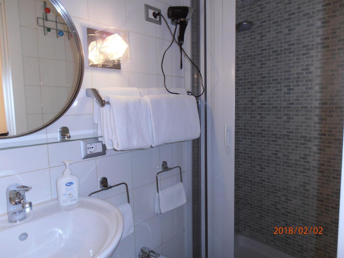 La Residenza Napoli Chiaia Short Let Apartment Superior Via Chiaia 82 ภายนอก รูปภาพ
